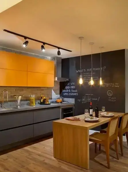 Iluminação de cozinha: luz quente sobre a mesa traz aconchego (fonte: @inarquiteturaeinteriores)