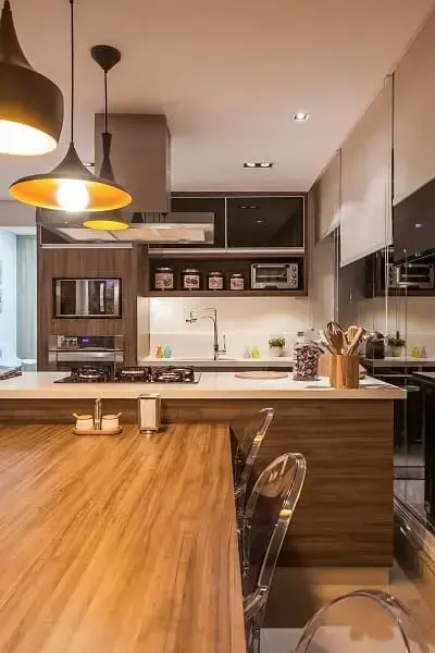 Iluminação de cozinha: pendentes amarelos e spot embutido no teto (projeto: Raduan Arquitetura)