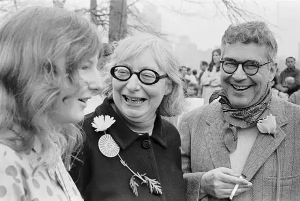 Jane Jacobs com o marido e a filha em um protesto contra a guerra do Vietnã (foto: Toronto Life)