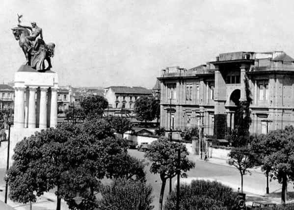 Pinacoteca: antigo monumento localizado na frente da edificação