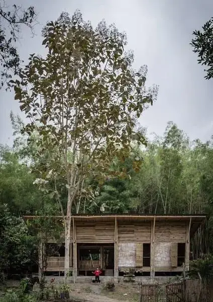 Casa de bambu: casa construída com o bambu da própria região (projeto: Enrique Mova Alvarado)