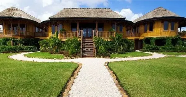 Casa de bambu: chalés com cobertura de palha (foto: campinglemarqueval)