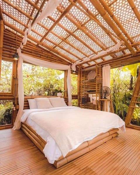 Casa de bambu: quarto integrado com a natureza