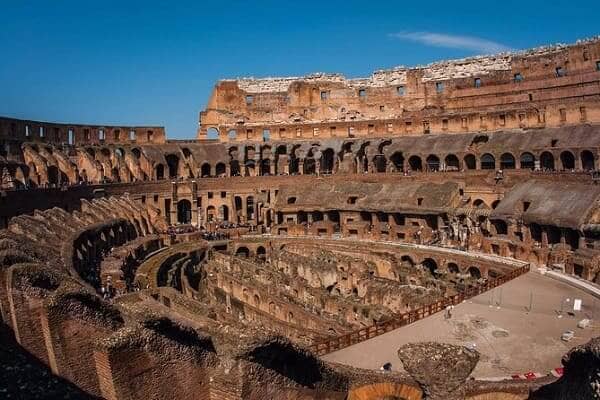 Coliseu de Roma: interior com subsolo descoberto