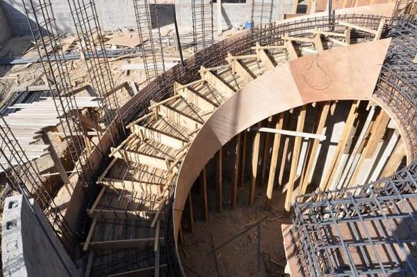 Como fazer escada de concreto: exemplo de madeiramento de uma escada de concreto circular (foto: engineeringfeed)