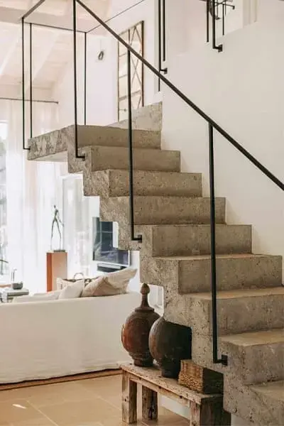 Escada de concreto com corrimão de ferro (foto: Pinterest)