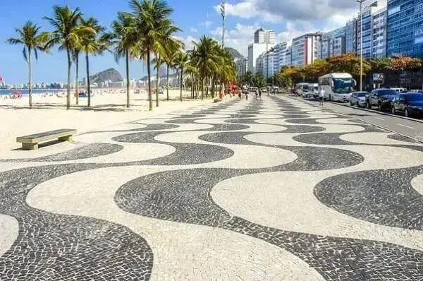 Calçada de Pedra Portuguesa em Copacabana inspirada no Largo do Rossio, em Portugal