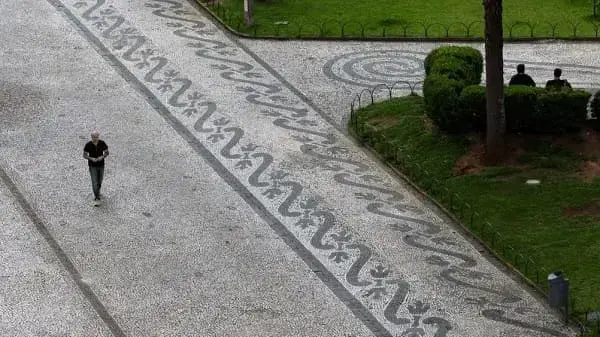 Calçada de Pedra Portuguesa em Curitiba (foto: Daniel Castellano AGP Agencia de Noticias Gazeta do Povo)