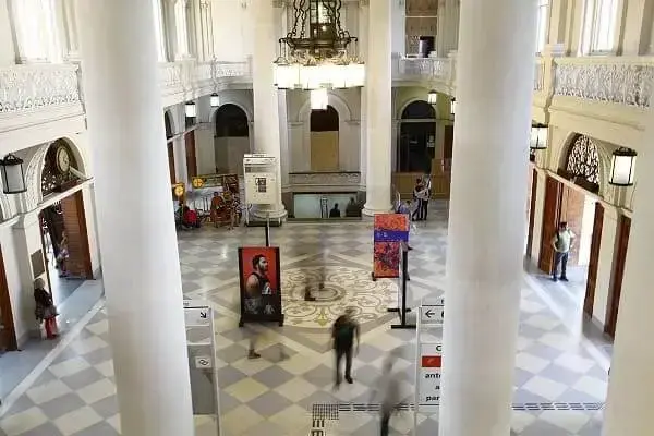 Estação da luz: saguão com lustre e pilastras