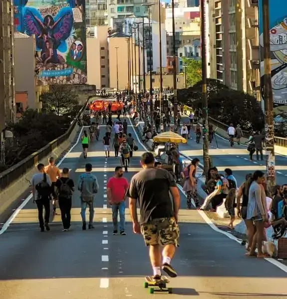 Minhocão: rapaz andando de skate e grafite ao fundo (foto: IstoÉ Dinheiro)