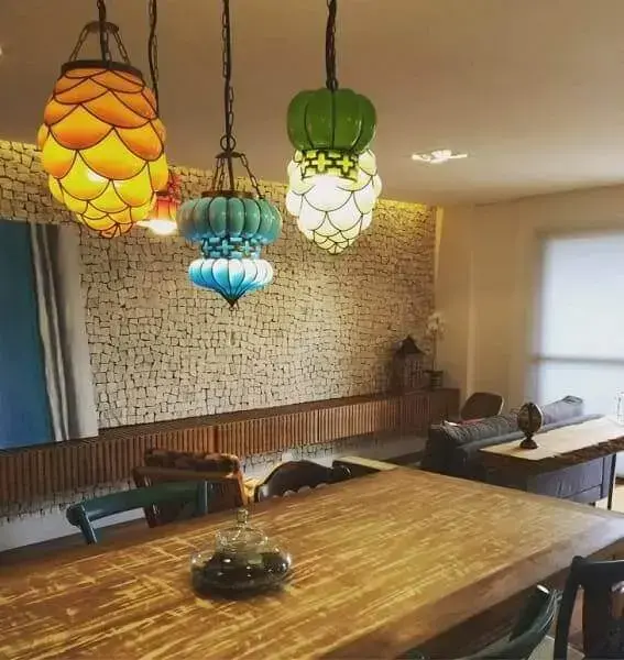 Pedra Portuguesa fica perfeita em sala com decoração rústica (projeto: Rê Matheus Estúdio)