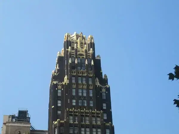 Art Decó: O American Radiator Building em Nova York por Raymond Hood (1924) (Imagem: Wikipédia)