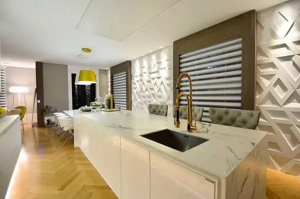 Bancada de Dekton com torneira dourada (Projeto: Andréa Magalhães)