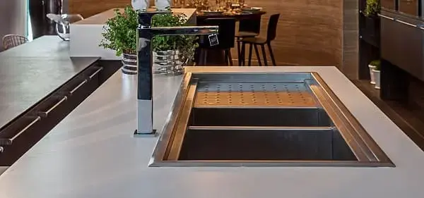 27. Bancada de cozinha com Dekton branco é garantia de beleza