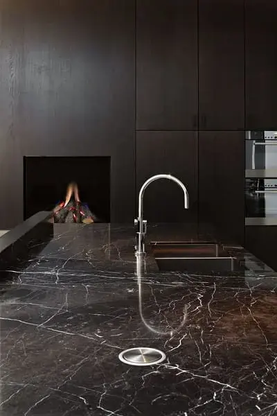 6. Dekton preto combina com cozinha sóbria