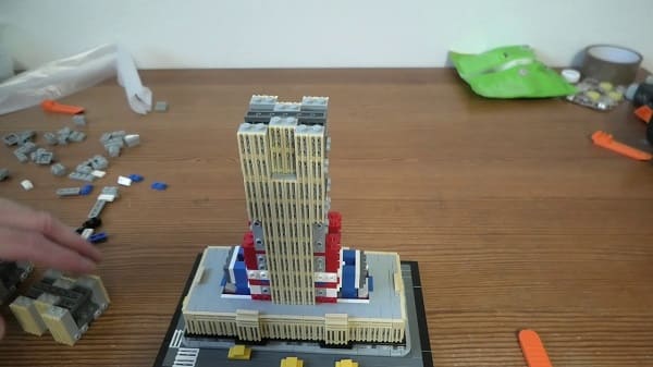 LEGO Arquitetura: Empire State Building em processo de montagem (foto: Youtube)