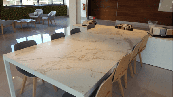 2. Mesa de Dekton traz luxuosidade para o ambiente