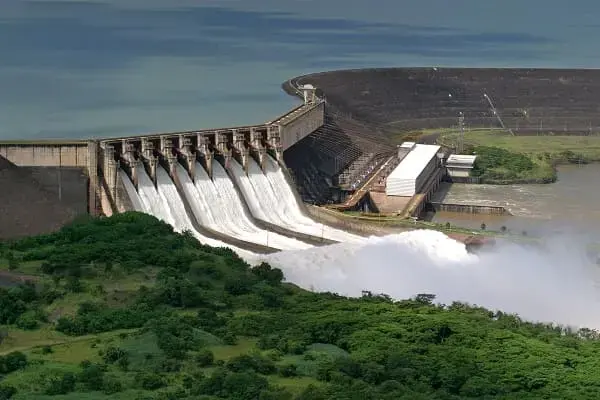 Tensão: usina elétrica é um exemplo de gerador de tensão