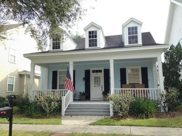 Casa estilo americano: fachada azul clara com portas brancas (foto: rumo a Orlando)