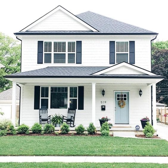 Casa estilo americano: fachada branca e janelas azuis (foto: Bugre - Moda Masculina e Tomboy)