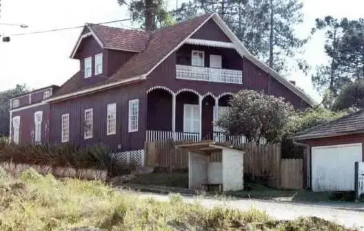 Casas Antigas: Casa Construída com tábuas verticais mata-juntadas em Marcílio Dias, Canoinhas Santa Catarina