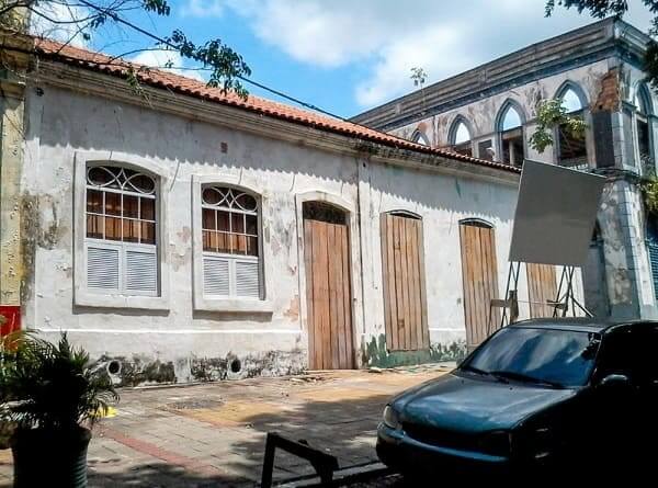 Casas Antigas: casa com fachada branca e portas de madeira em Manaus (foto: G1)