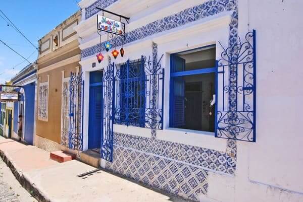 Casas Antigas: Casa tradicional com fachada revestida de azulejos, em Olinda (foto: Archtrends)