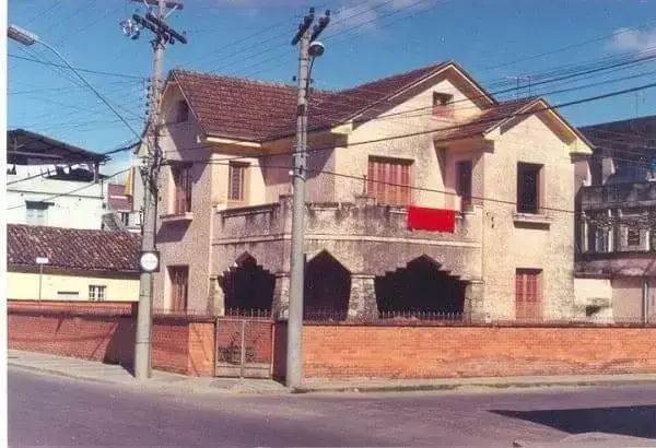 Casas Antigas: sobrado em São João del Rei com muro baixo (foto: São João del Rei Transparente)