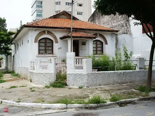 Casas Antigas: casa com fachada branca e muro baixo (foto: São Paulo Antiga)