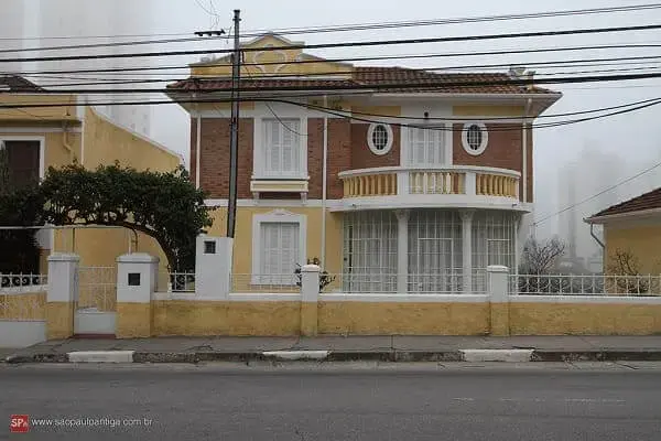 Casas Antigas: casarão com fachada amarela e tijolinhos na Água Fria (foto: São Paulo Antiga)