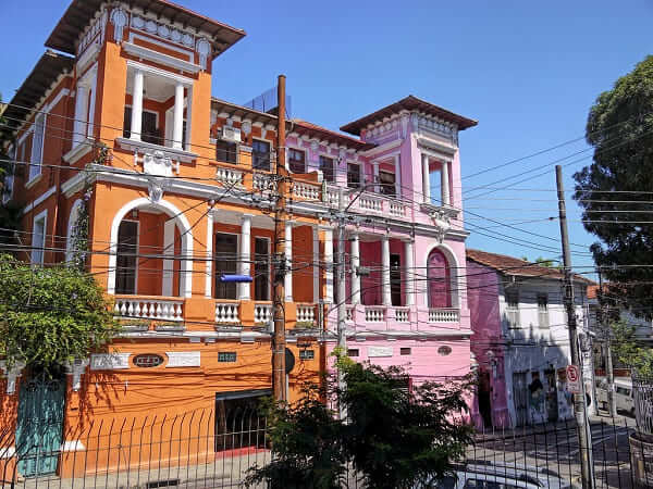 Casas Antigas com fachada colorida em Santa Teresa, no Rio de Janeiro (foto: Flickr)