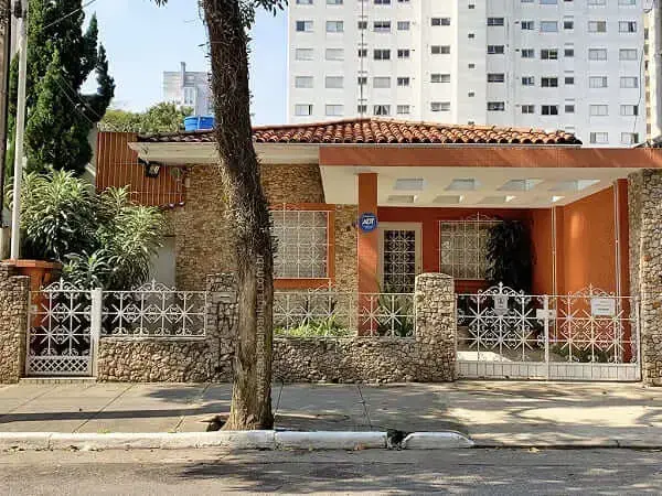 Casas antigas: Casa laranja com fachada de pedra (Foto: São Paulo Antiga)