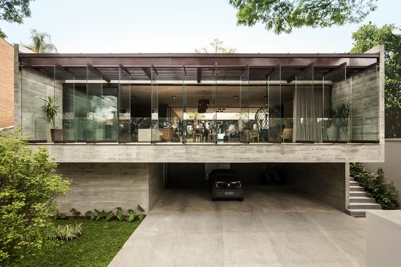 Concreto armado: casa com janela em fita e garagem (projeto: Drucker Arquitetos e Associados)