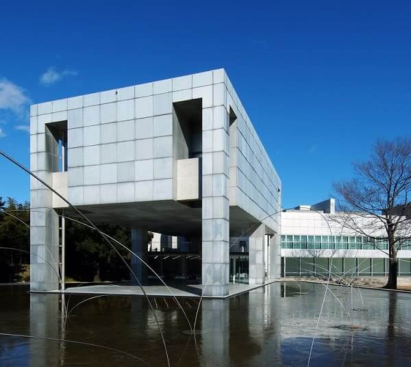 Arata Isozaki: Museu de Arte Moderna Gunma de Takasaki (foto: ArchDaily)