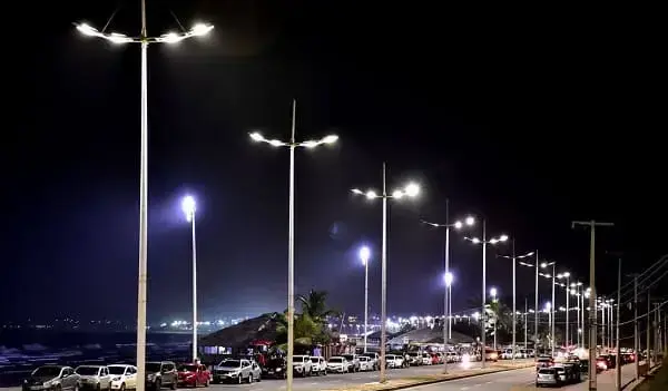 Mobiliário Urbano: iluminação pública em praia (foto: Citelum)