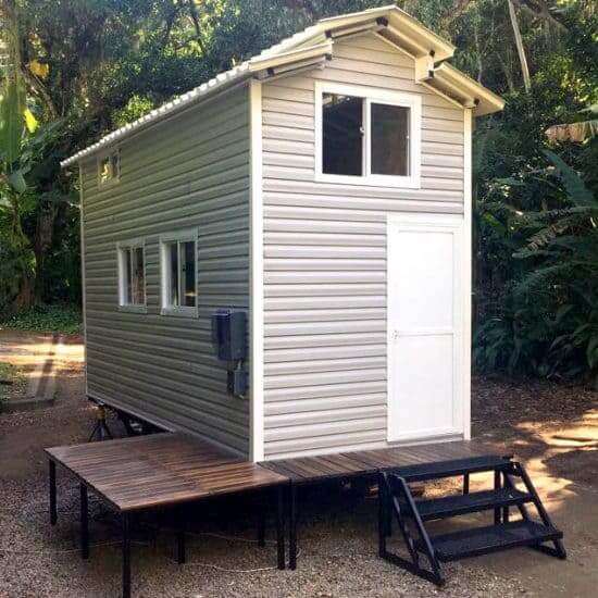 Tiny House Brasil com fachada e porta branca (foto: Tiny Brasil)