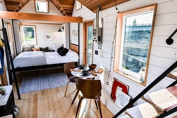 Tiny House cama e mesa redonda (foto: TreeHugger)