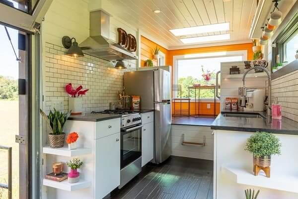 Tiny House com bancada de pedra e parede laranja (foto: Casa Vogue)