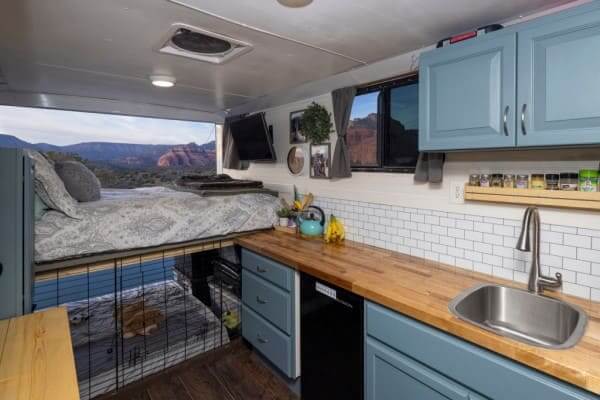 Tiny House cozinha integrada com o quarto (foto: John Burcham - The New York Times)