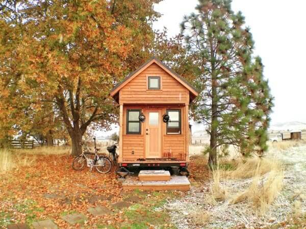 Tiny House de madeira com janelas na fachada (foto: Tammy Strobel)