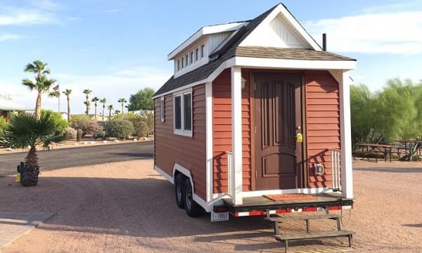 Tiny House sobre rodas com porta de madeira (foto: Green Building Solutions)