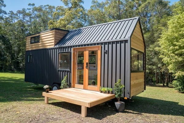 Tiny House com fachada azul e porta de vidro (foto: Tiny Living)