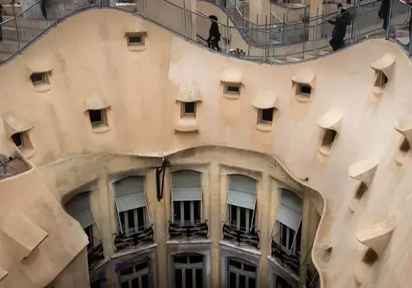 Casa Milá: detalhes das janelas (foto: Hello Jet Lag)