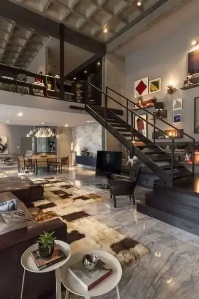 Loft Estilo Industrial com sofá de couro (foto: Casa e Festa)