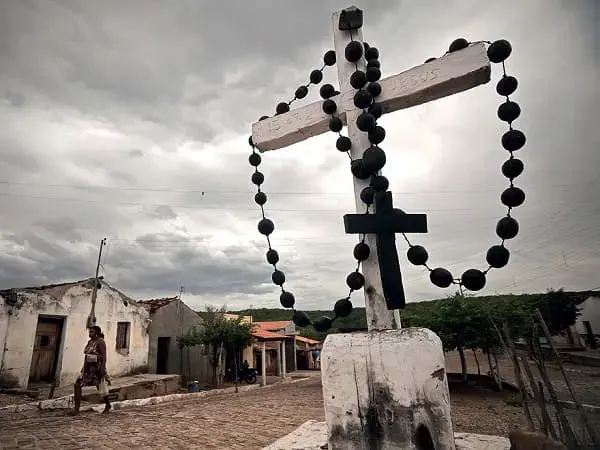 Marcelo Rosenbaum: rosário entalhado com borracha de caminhão feito em Várzea Queimada