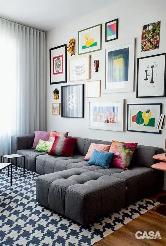 Parede de quadro: quadros menores no meio da composição (foto: casa.com.br)