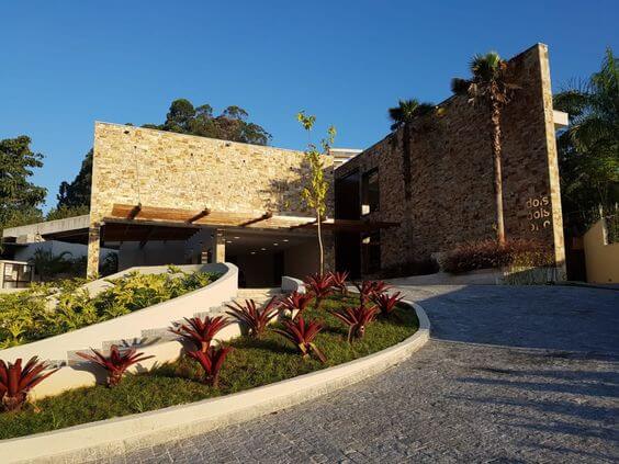 Pedra Madeira Amarela em fachada frontal (foto: c2ha Arquitetos)