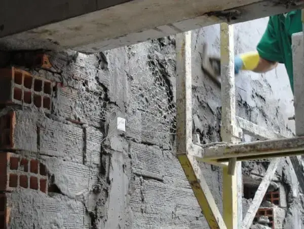 Pedra Madeira: tela metálica é incluída antes do assentamento (foto: UFRGS)