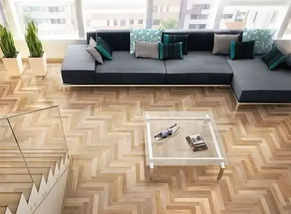 Piso de taco com paginação chevron (foto: Casa e Jardim)