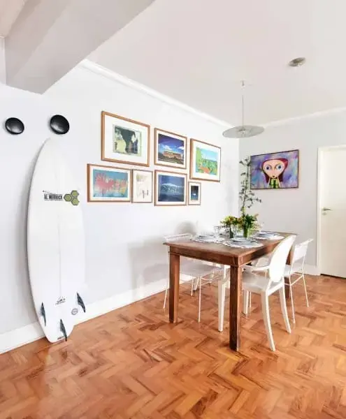 Piso de taco em apartamento com decoração descontraída faz sucesso entre jovens (projeto: Ana Yoshida)